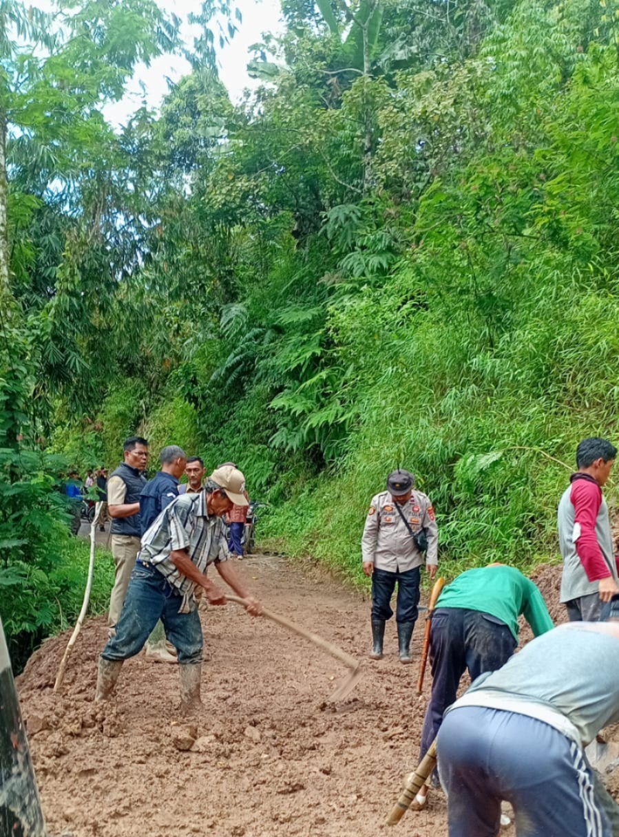 Jalan Penghubung Dua Desa di Bungbulang Garut Sempat Terputus